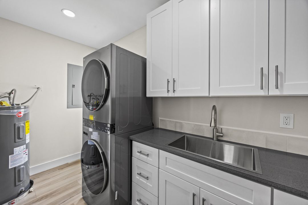 合同活跃: $799,000 (4 贝兹, 3 浴室, 1900 平方英尺)