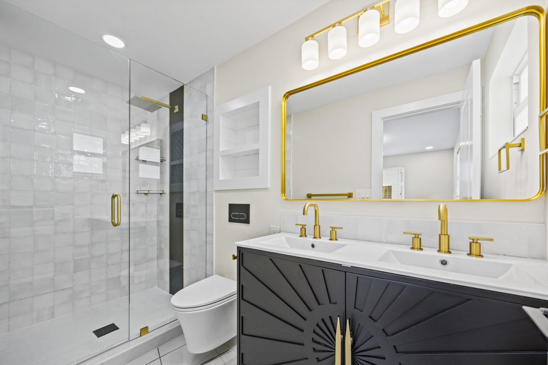 合同活跃: $799,000 (4 贝兹, 3 浴室, 1900 平方英尺)