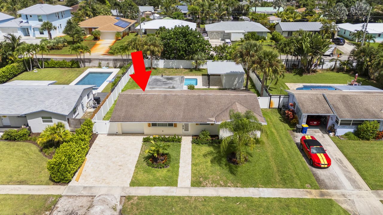 合同活跃: $799,000 (4 贝兹, 3 浴室, 1900 平方英尺)