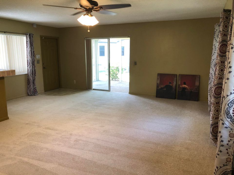 Active With Contract: $235,000 (2 beds, 1 baths, 1038 Square Feet)