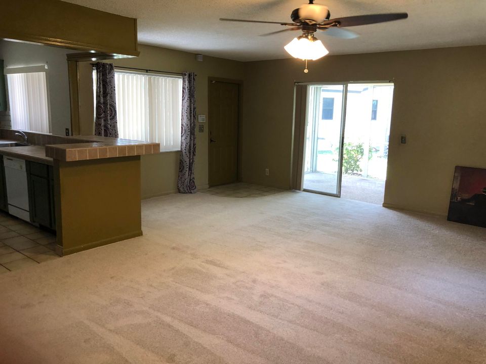 Active With Contract: $235,000 (2 beds, 1 baths, 1038 Square Feet)