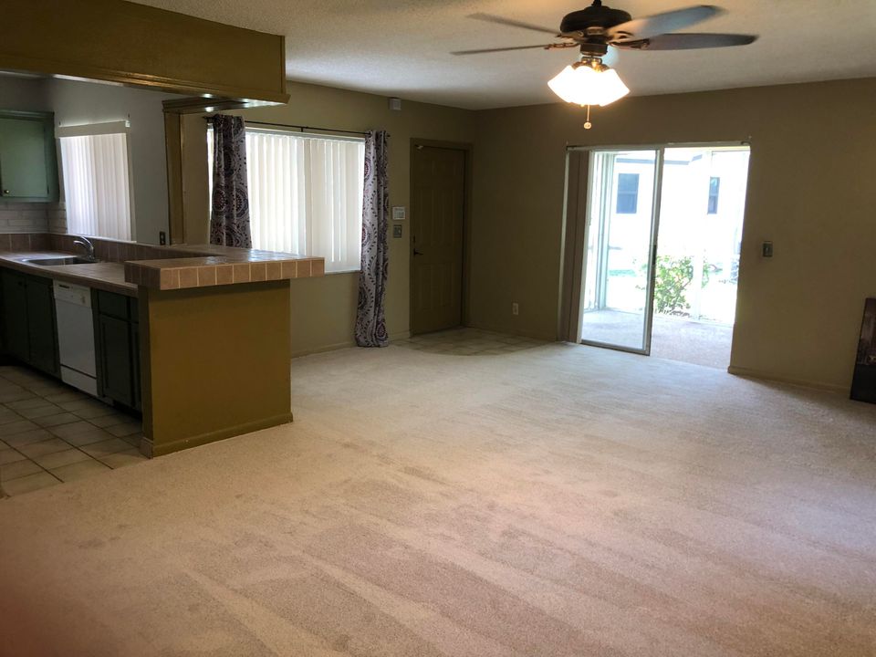 Active With Contract: $235,000 (2 beds, 1 baths, 1038 Square Feet)