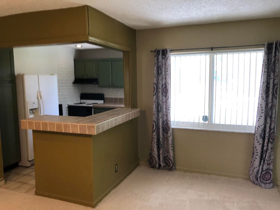 Active With Contract: $235,000 (2 beds, 1 baths, 1038 Square Feet)