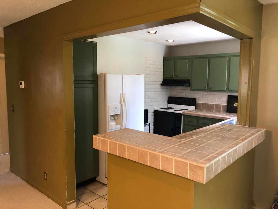 Active With Contract: $235,000 (2 beds, 1 baths, 1038 Square Feet)