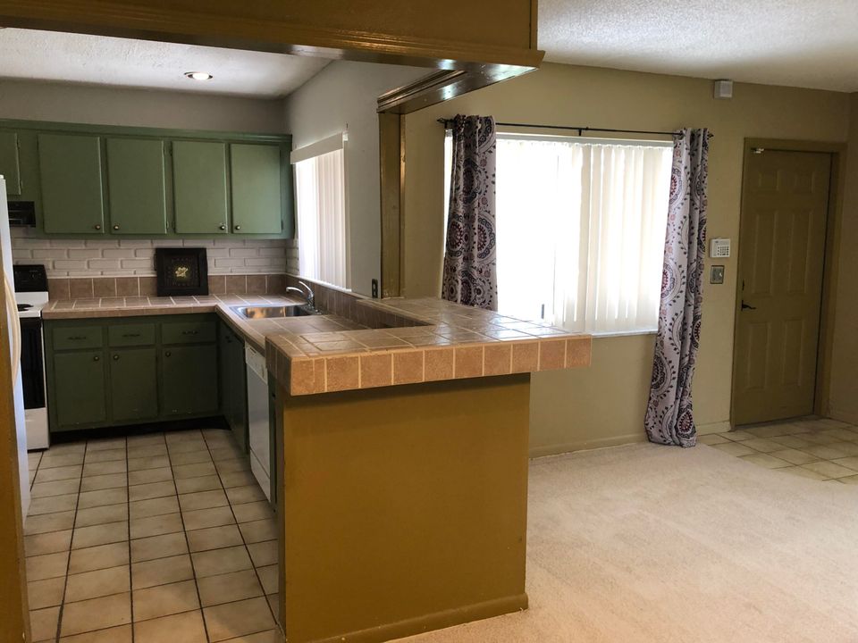 Active With Contract: $235,000 (2 beds, 1 baths, 1038 Square Feet)