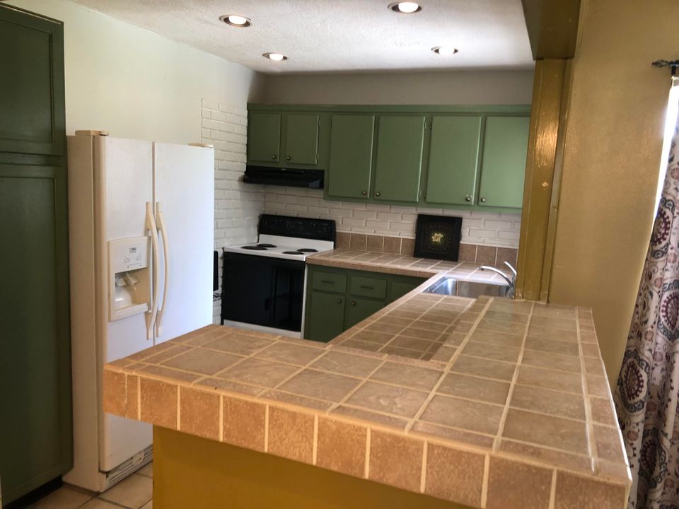 Active With Contract: $235,000 (2 beds, 1 baths, 1038 Square Feet)