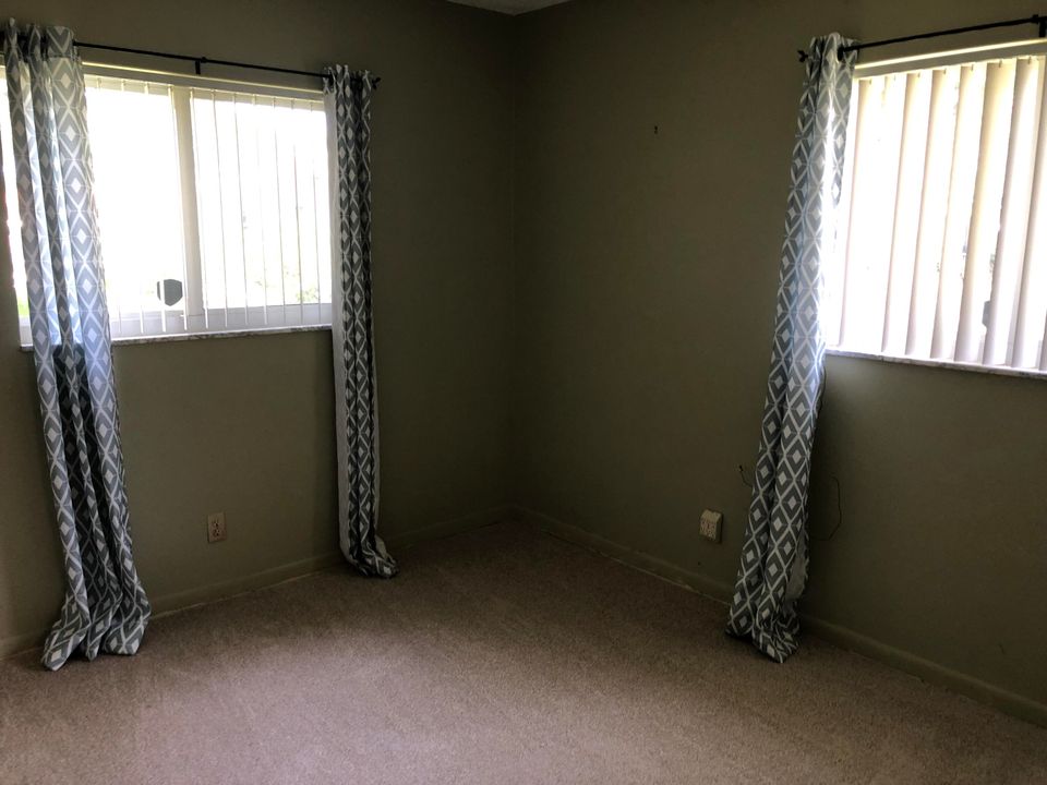 Active With Contract: $235,000 (2 beds, 1 baths, 1038 Square Feet)