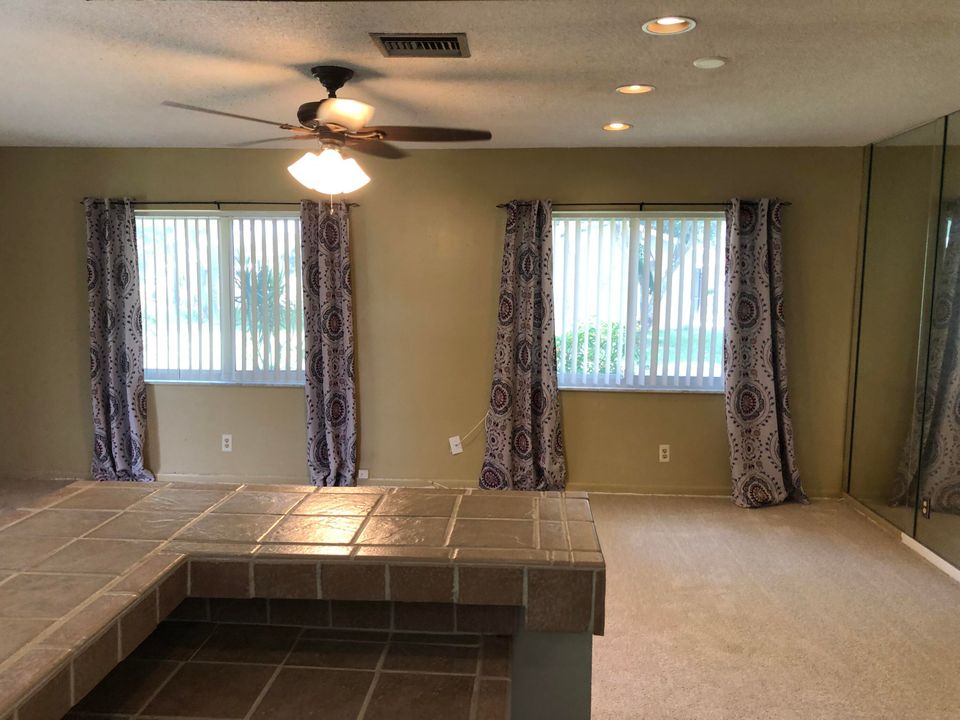 Active With Contract: $235,000 (2 beds, 1 baths, 1038 Square Feet)