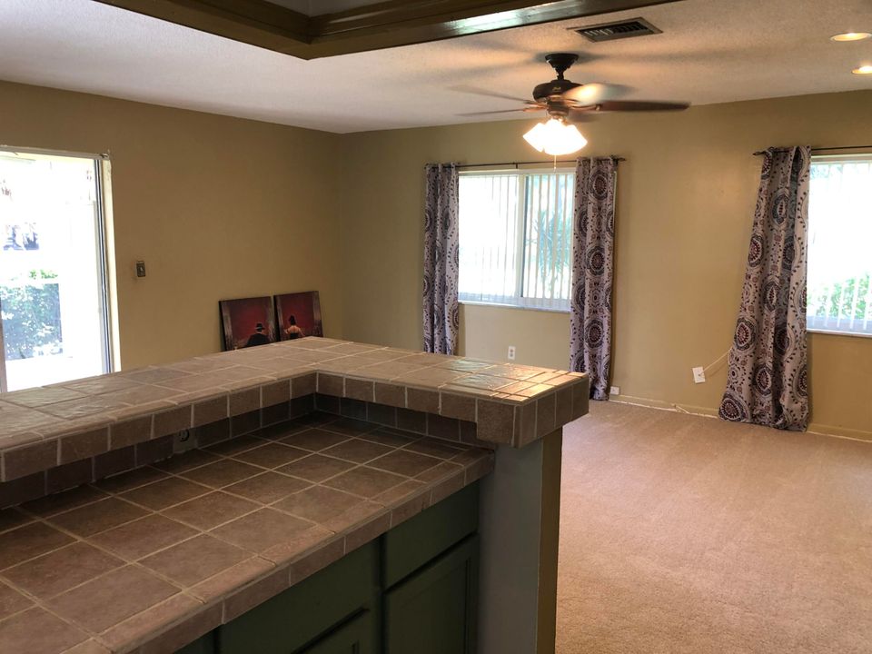 Active With Contract: $235,000 (2 beds, 1 baths, 1038 Square Feet)