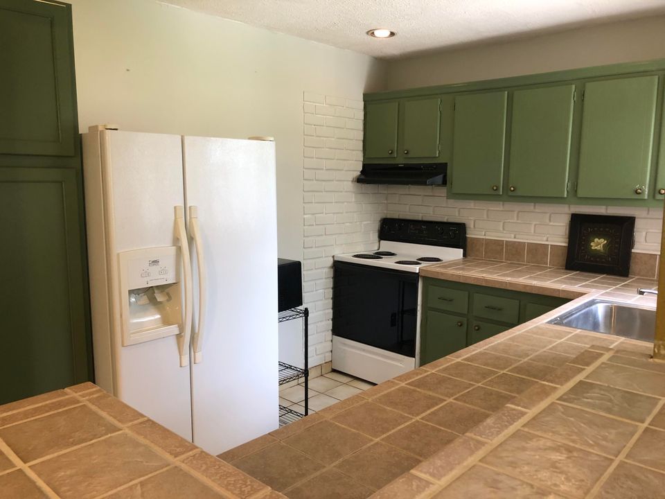 Active With Contract: $235,000 (2 beds, 1 baths, 1038 Square Feet)
