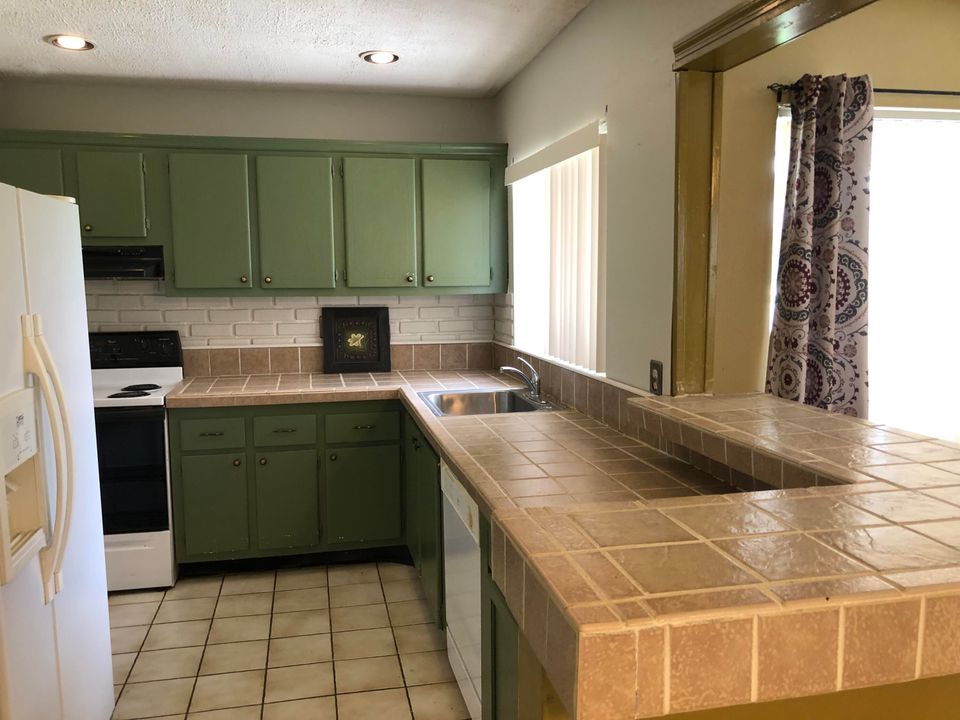 Active With Contract: $235,000 (2 beds, 1 baths, 1038 Square Feet)