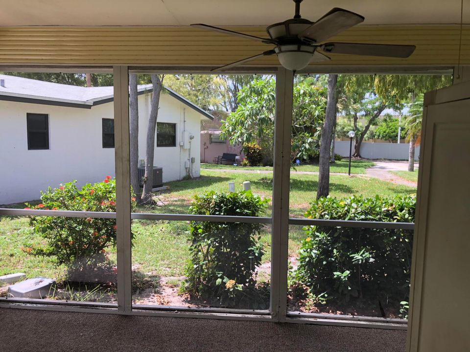 Active With Contract: $235,000 (2 beds, 1 baths, 1038 Square Feet)