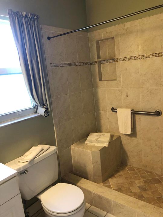 Active With Contract: $235,000 (2 beds, 1 baths, 1038 Square Feet)