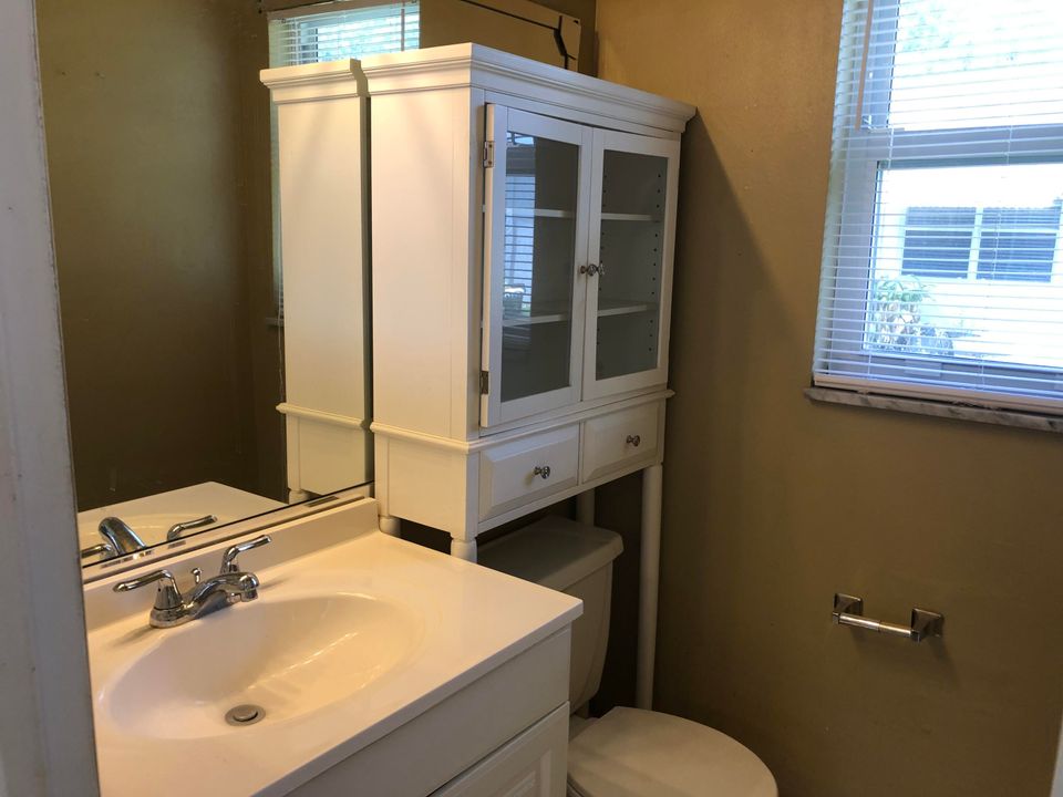 Active With Contract: $235,000 (2 beds, 1 baths, 1038 Square Feet)