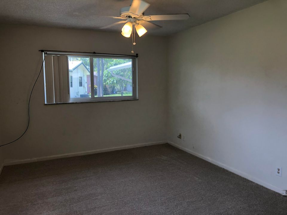 Active With Contract: $235,000 (2 beds, 1 baths, 1038 Square Feet)