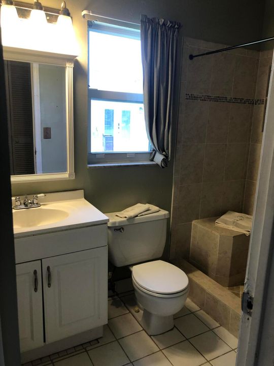 Active With Contract: $235,000 (2 beds, 1 baths, 1038 Square Feet)