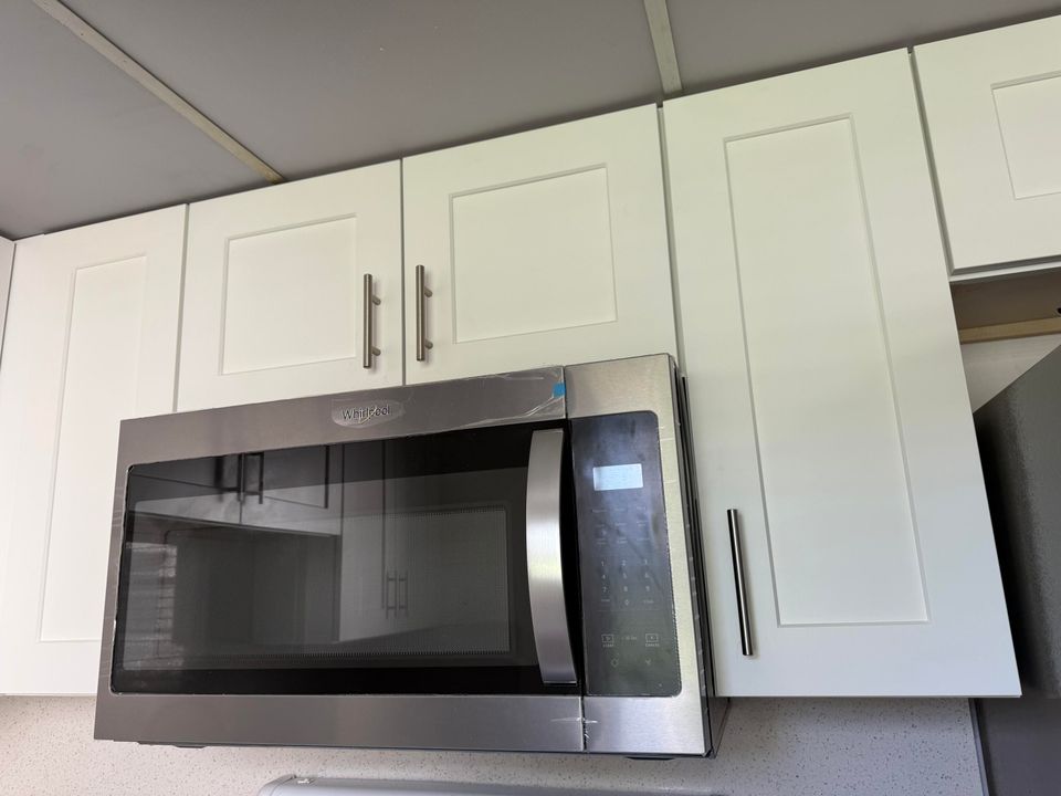 合同活跃: $1,700 (2 贝兹, 1 浴室, 840 平方英尺)