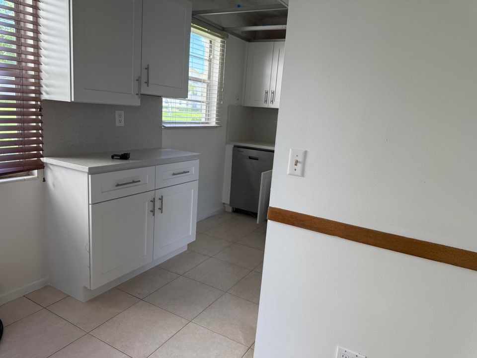 合同活跃: $1,700 (2 贝兹, 1 浴室, 840 平方英尺)