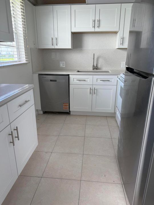 合同活跃: $1,700 (2 贝兹, 1 浴室, 840 平方英尺)