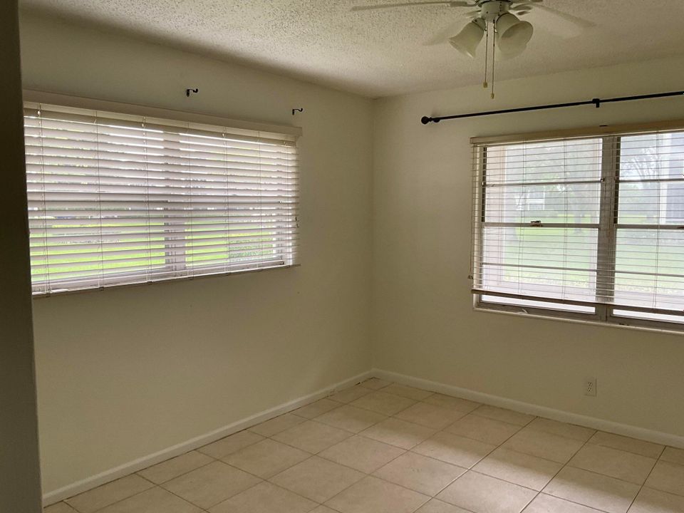 合同活跃: $1,700 (2 贝兹, 1 浴室, 840 平方英尺)