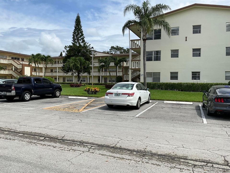 合同活跃: $1,700 (2 贝兹, 1 浴室, 840 平方英尺)