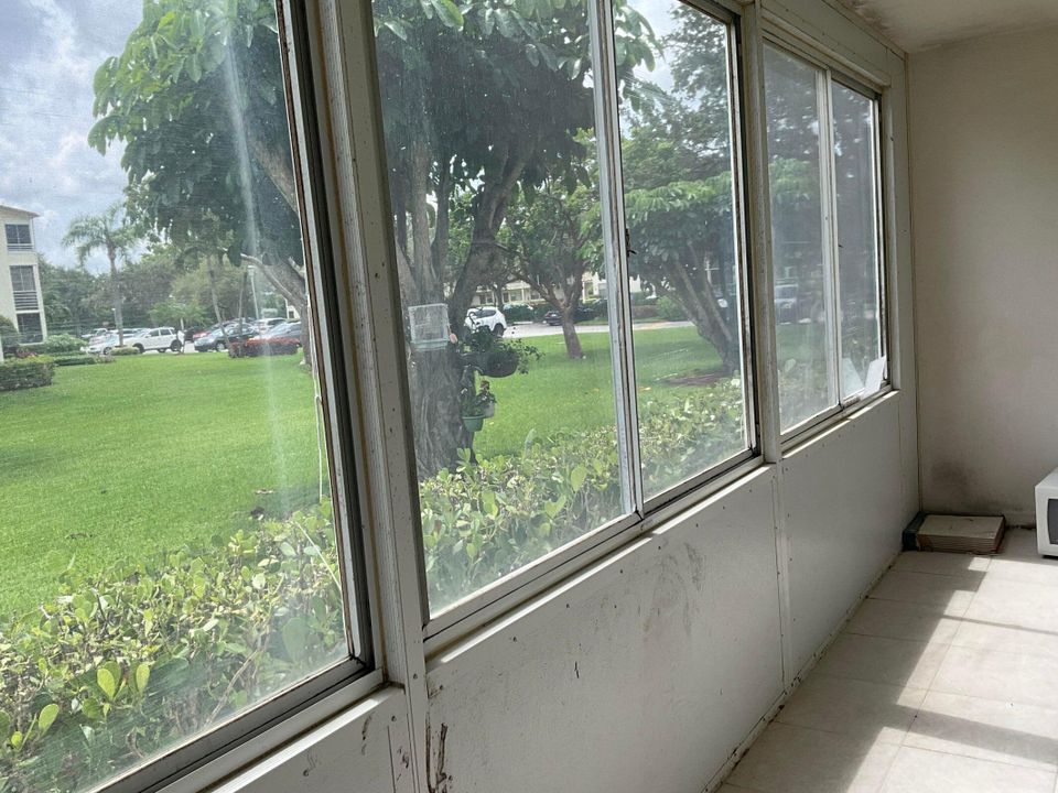 合同活跃: $1,700 (2 贝兹, 1 浴室, 840 平方英尺)