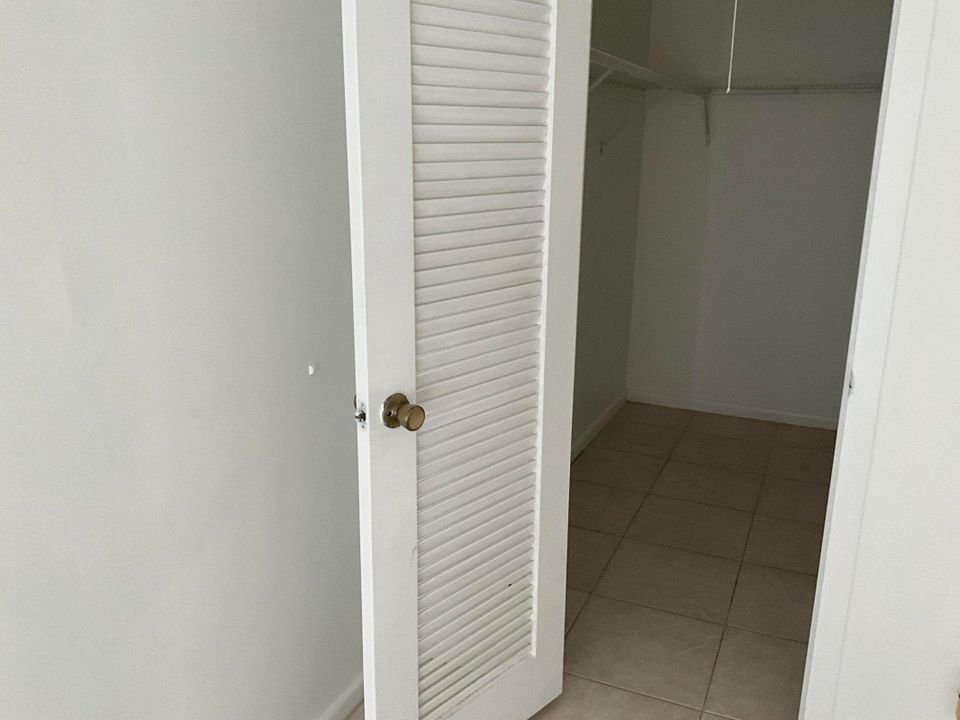 合同活跃: $1,700 (2 贝兹, 1 浴室, 840 平方英尺)