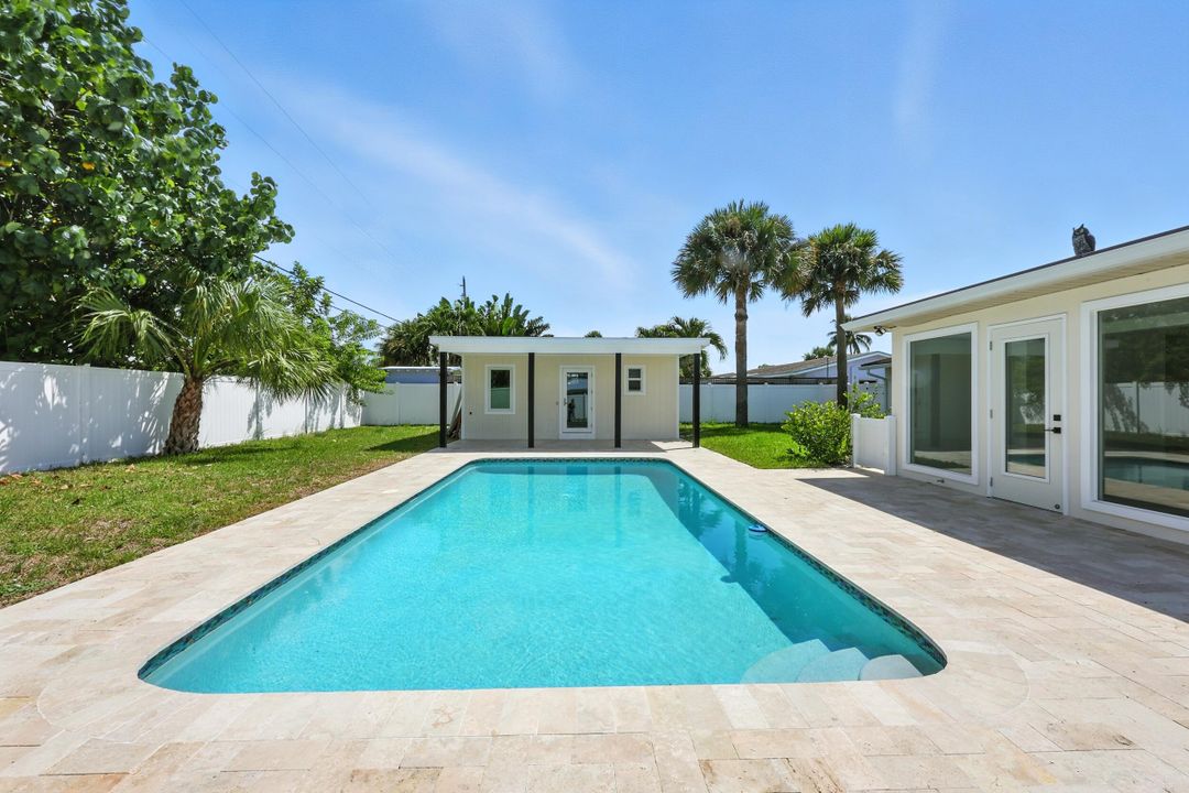 合同活跃: $799,000 (4 贝兹, 3 浴室, 1900 平方英尺)