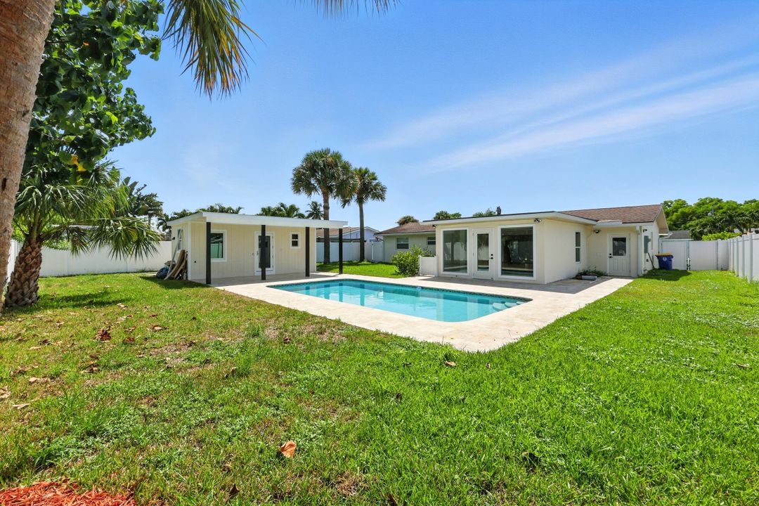 合同活跃: $799,000 (4 贝兹, 3 浴室, 1900 平方英尺)