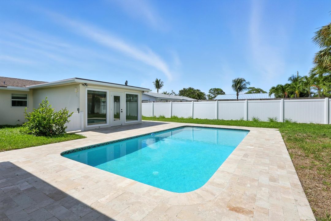 合同活跃: $799,000 (4 贝兹, 3 浴室, 1900 平方英尺)