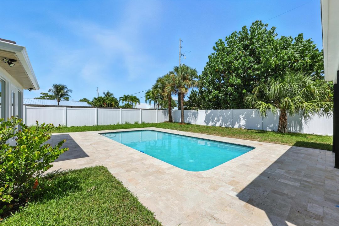 合同活跃: $799,000 (4 贝兹, 3 浴室, 1900 平方英尺)