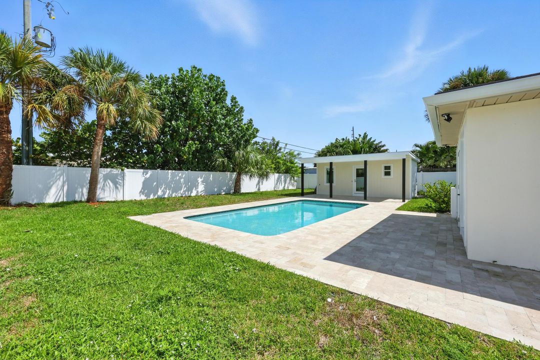 合同活跃: $799,000 (4 贝兹, 3 浴室, 1900 平方英尺)