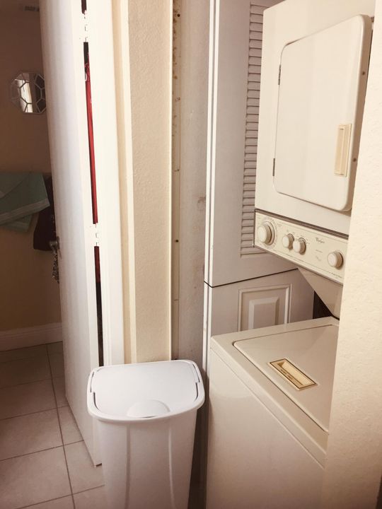 合同活跃: $1,800 (3 贝兹, 2 浴室, 921 平方英尺)