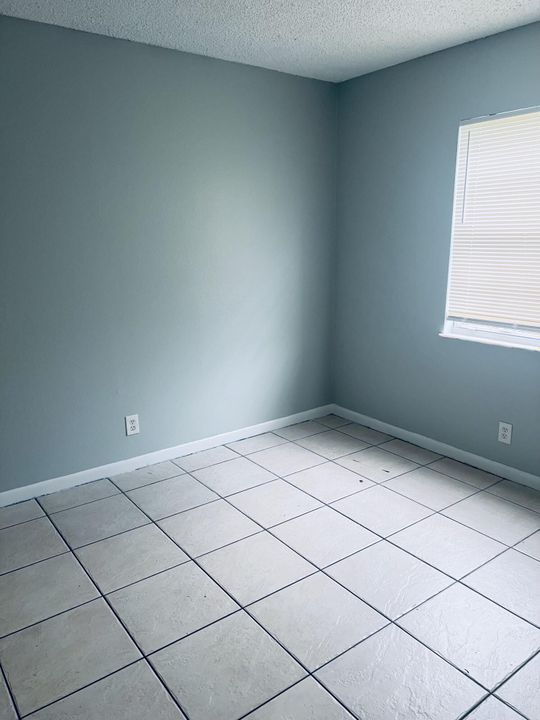 合同活跃: $1,800 (3 贝兹, 2 浴室, 921 平方英尺)