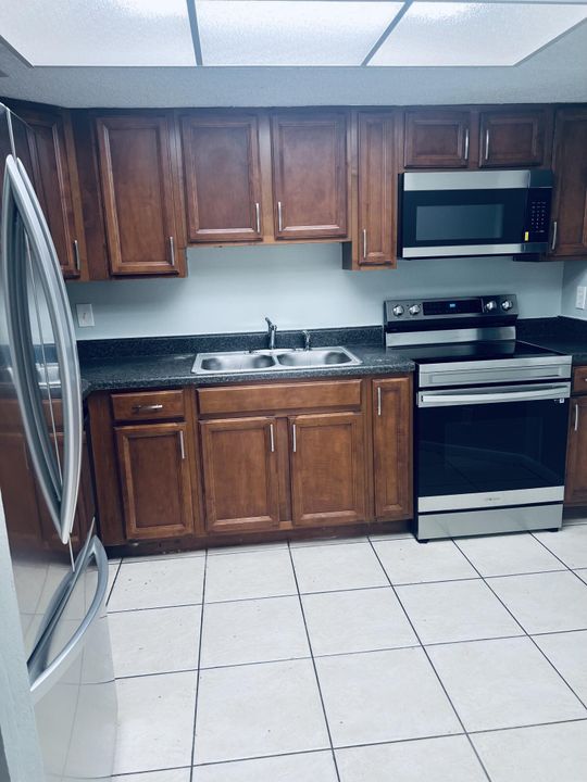 合同活跃: $1,800 (3 贝兹, 2 浴室, 921 平方英尺)