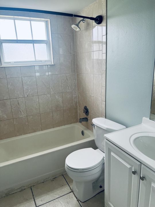 合同活跃: $1,800 (3 贝兹, 2 浴室, 921 平方英尺)