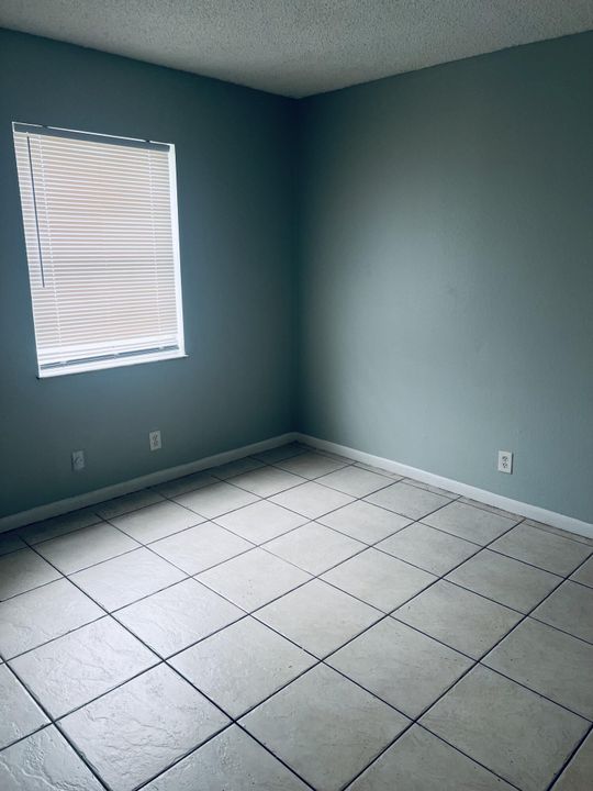 合同活跃: $1,800 (3 贝兹, 2 浴室, 921 平方英尺)