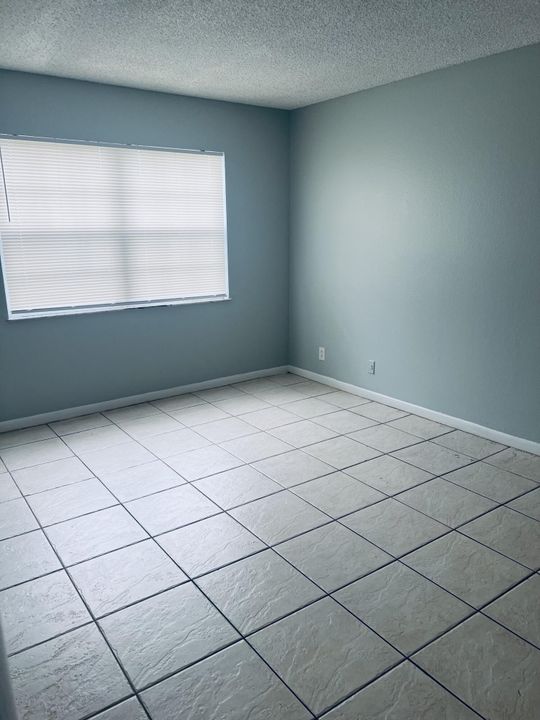 合同活跃: $1,800 (3 贝兹, 2 浴室, 921 平方英尺)