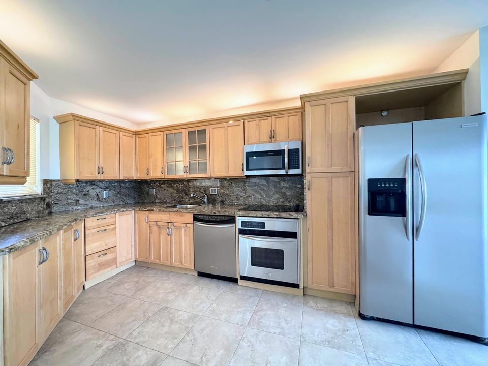 Под контрактом: $275,000 (2 спален, 2 ванн, 1254 Квадратных фут)