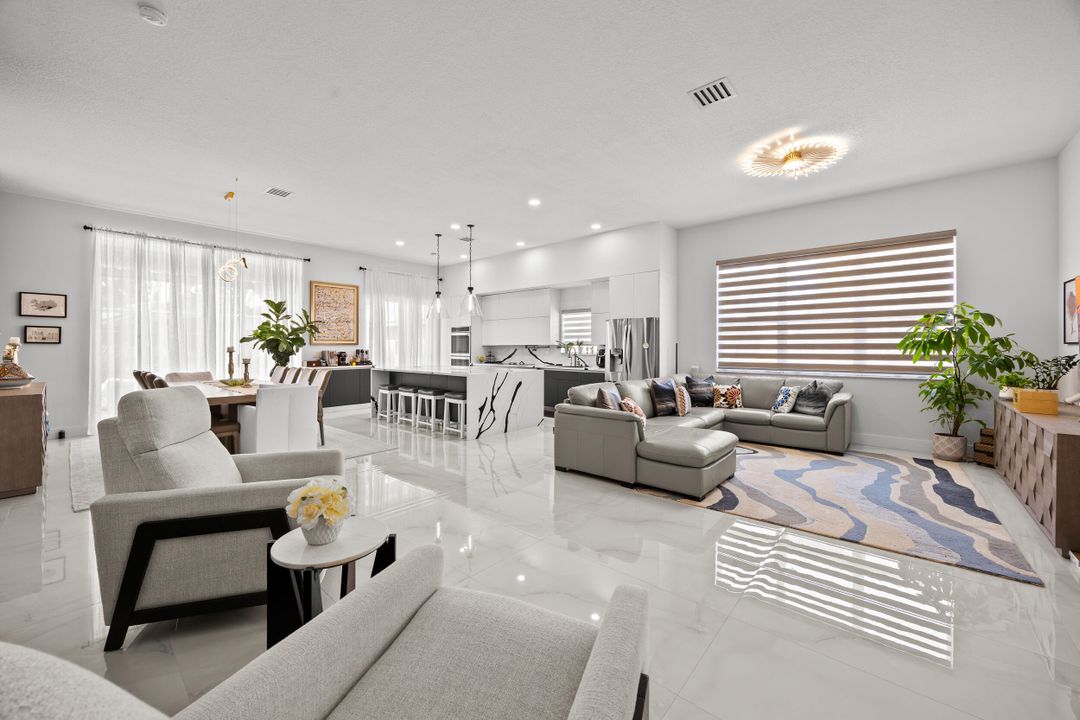 合同活跃: $7,250 (3 贝兹, 2 浴室, 2098 平方英尺)