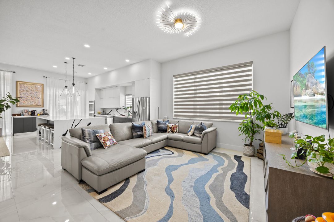 合同活跃: $7,250 (3 贝兹, 2 浴室, 2098 平方英尺)