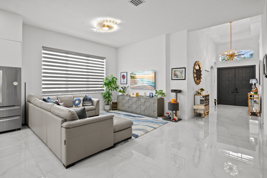 合同活跃: $7,250 (3 贝兹, 2 浴室, 2098 平方英尺)