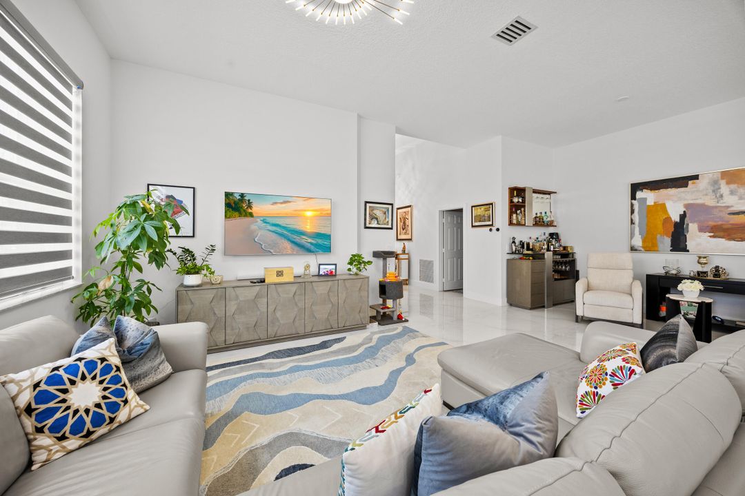 合同活跃: $7,250 (3 贝兹, 2 浴室, 2098 平方英尺)