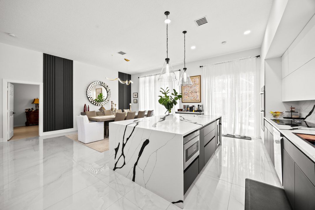 合同活跃: $7,250 (3 贝兹, 2 浴室, 2098 平方英尺)