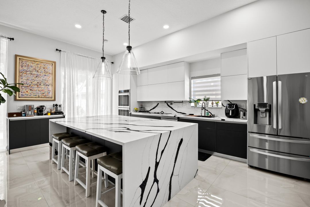 合同活跃: $7,250 (3 贝兹, 2 浴室, 2098 平方英尺)