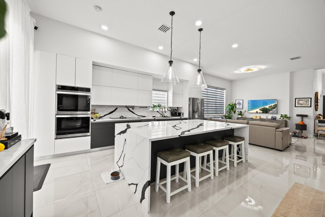 合同活跃: $7,250 (3 贝兹, 2 浴室, 2098 平方英尺)