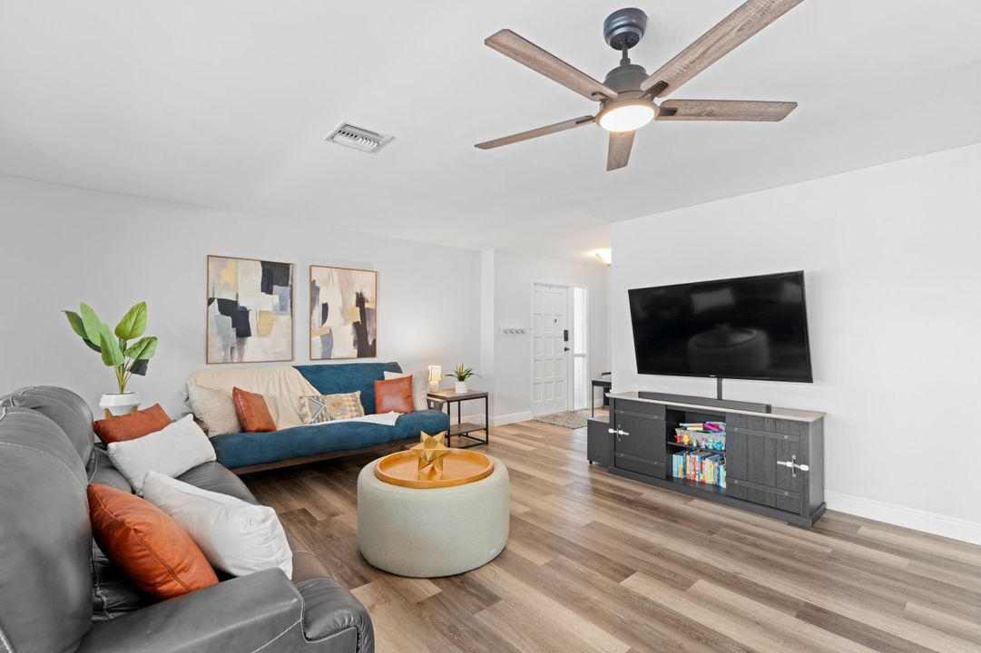 For Sale: $299,900 (2 beds, 2 baths, 1222 Square Feet)