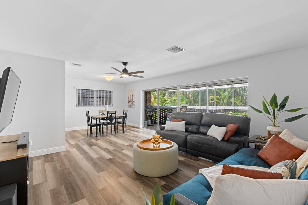 For Sale: $299,900 (2 beds, 2 baths, 1222 Square Feet)