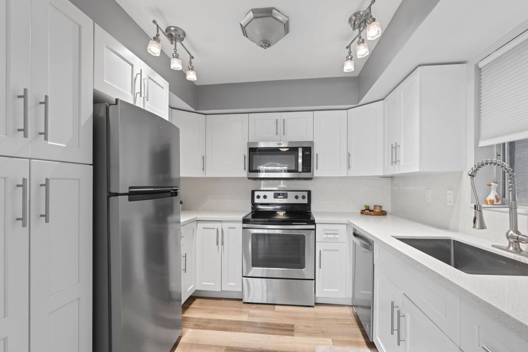 For Sale: $299,900 (2 beds, 2 baths, 1222 Square Feet)