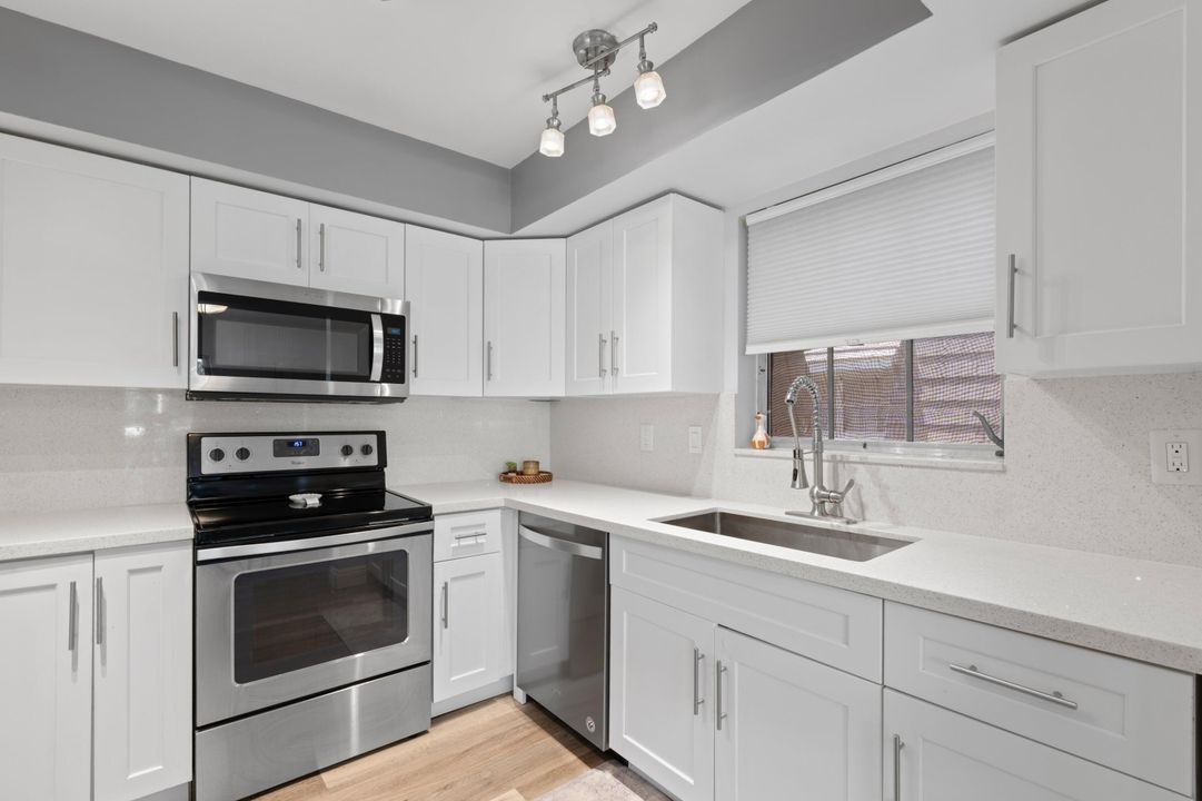 For Sale: $299,900 (2 beds, 2 baths, 1222 Square Feet)
